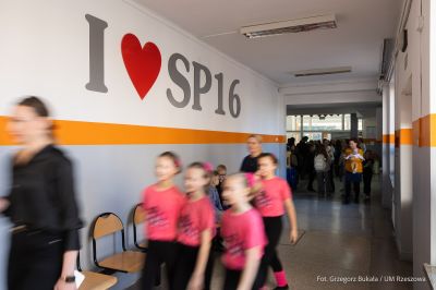 zdjęcie z uroczystego otwarcia hali sportowej w Szkole Podstawowej nr 16 w Rzeszowie, fot. Grzegorz Bukała, Urząd Miasta Rzeszowa